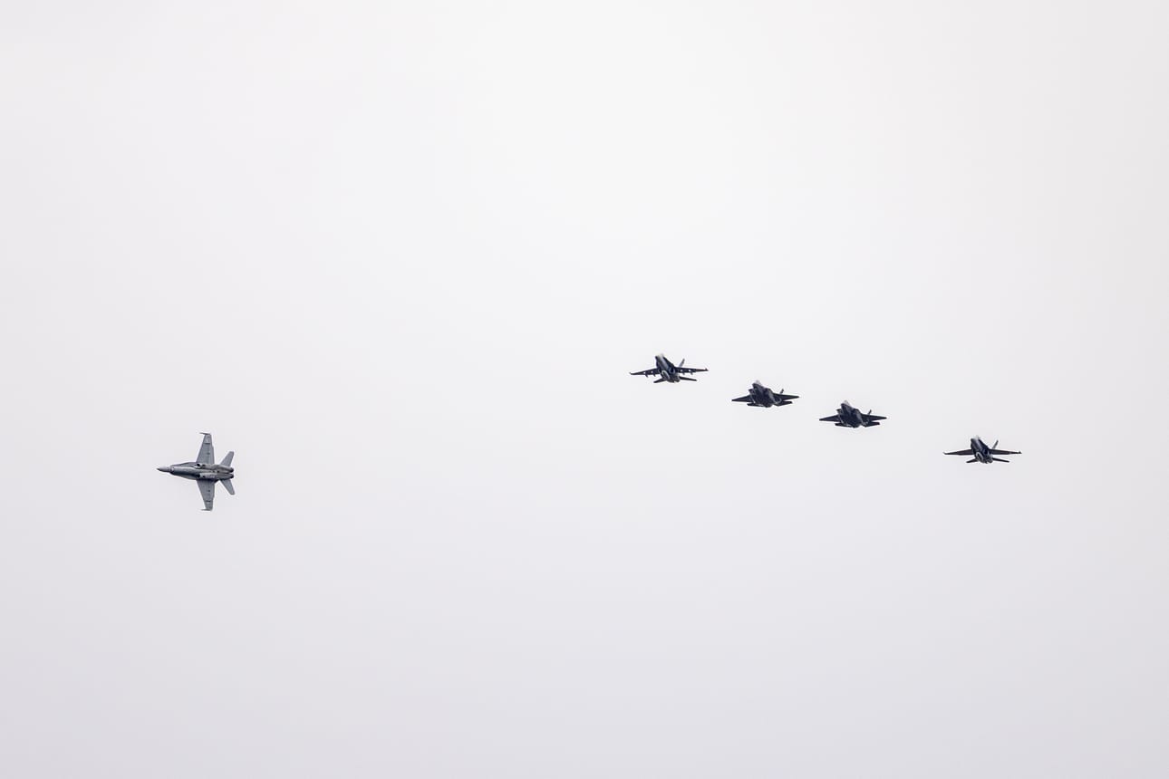 Kaksi Suomen ensimmäistä F-35A-hävittäjää ((toinen ja kolmas oikealta) saapui Rovaniemen lentokentälle.