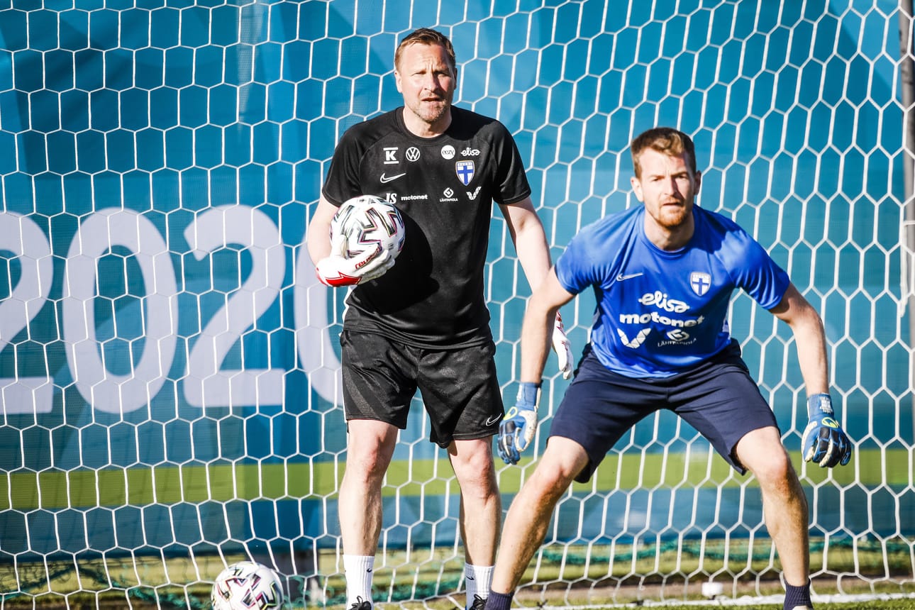 Antti Niemi (vas.) sanoo, että Lukas Hradecký on hänen mieleisensä huumorimies. Oululainen on kaiken kaikkiaan tyytyväinen maajoukkueen maalivahtien keskinäiseen yhteishenkeen.
