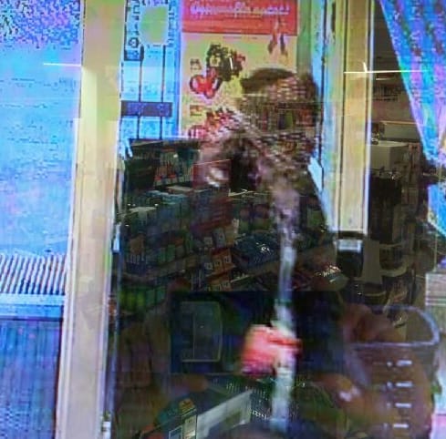 Koskelan ryöstäjä oli peittänyt kasvonsa. Poliisin julkaisema valvontakameran kuva.