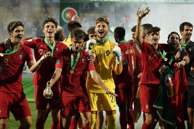 Portugalin ja kisojen paras maalintekijä Joao Filip juhlii mestaruutta yhdessä muun joukkueen kanssa. Kuva: Timo Aalto