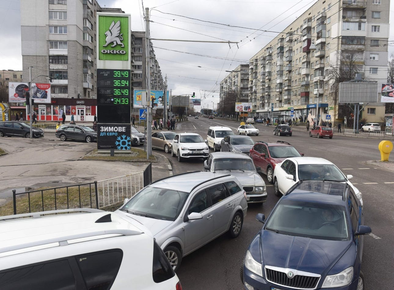 Ihmiset jonottavat huoltoasemalle Länsi-Ukrainan Lvivin kaupungissa