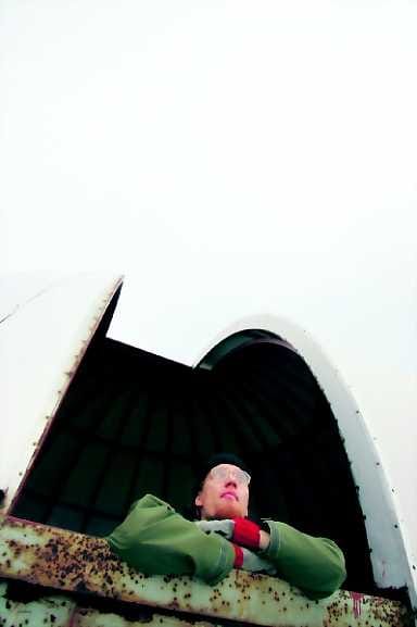 Näkyykö se? Teemu Öhman odotti auringon pilkahdusta Puolivälikankaan tähtitornissa.