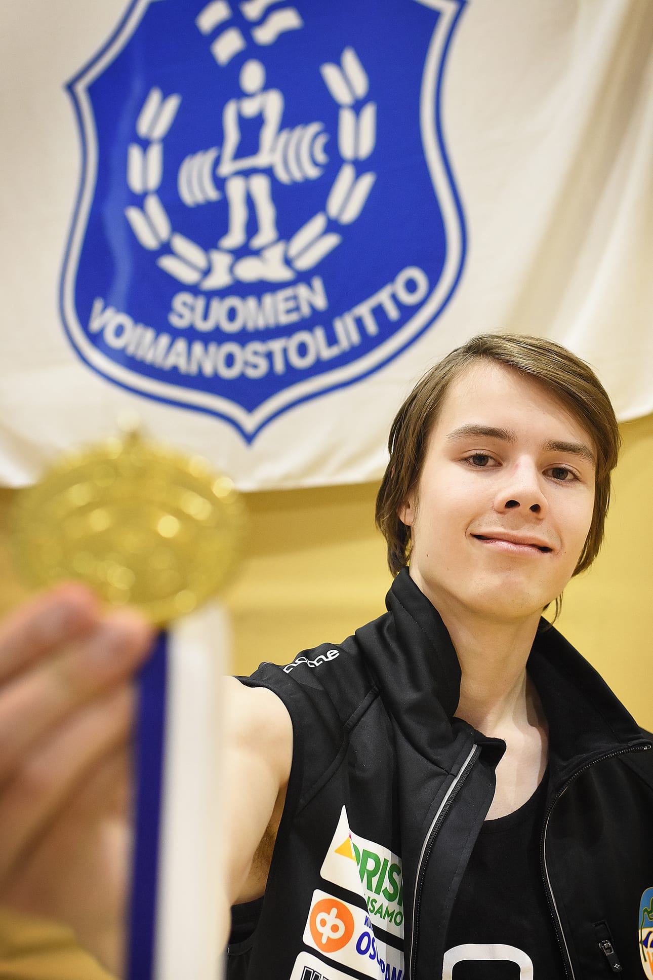 Timo Mikkonen ja kultamitali.
