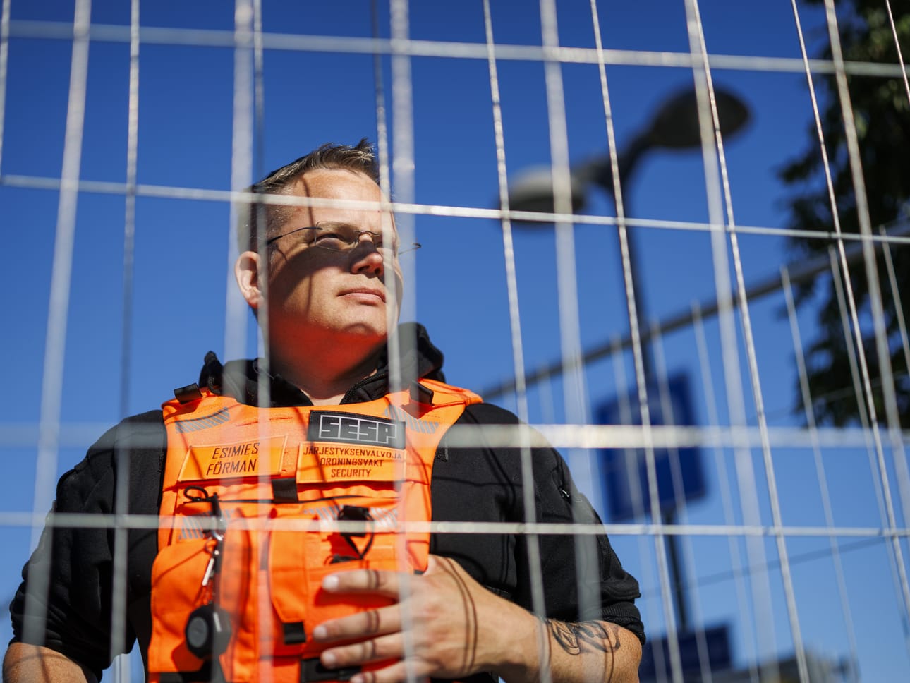 Qstockin pitkäaikainen järjestyksenvalvoja Antti Nuutinen tuntee festarijuhlijoiden kujeet. Vuosien aikana hän on nähnyt järjestyksenvalvonnan muuttuvan ammattimaiseksi toiminnaksi.