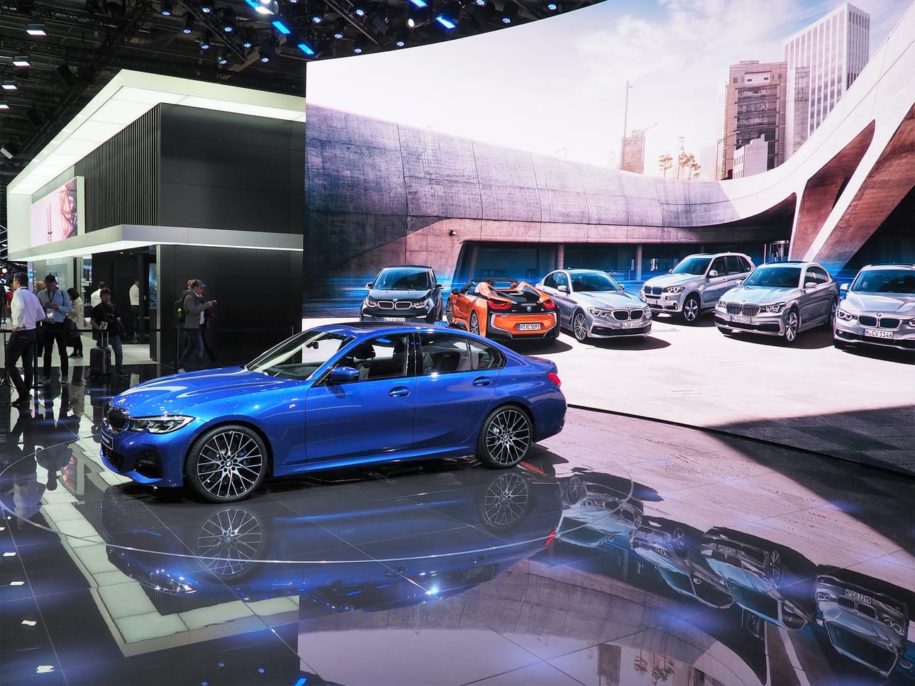 3-sarjan BMW on Suomessakin nuorten miesten toiveauto jo 7. sukupolvessa. Auto tule ensiksi myyntiin 330i- ja 320d-versioina. Sekä bensiini- että dieselmoottori ovat kaksilitraisia. Ohjaamoilme on uusi.