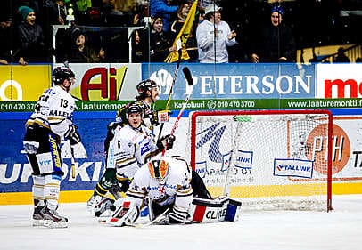 Kärppäpelaajat Julius Junttila (vas.), Ilkka Mikkola ja maalivahti Tomi Karhunen seurasivat lähietäisyydeltä Ilves-hyökkääjä Kai Kantolan iloa isäntien 3-0-osuman jälkeen.