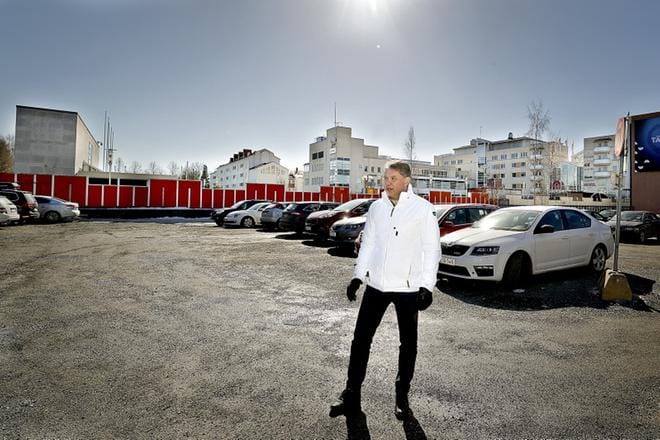 Peabin Seinäjoen yksikön johtaja Hannu Rajamäki kertoo, että Musiikki Järvenpään entiselle tontille rakennettavaan kerrostaloon tulee 40–50 asuntoa. KUVA: HEIKKI HAKANEN