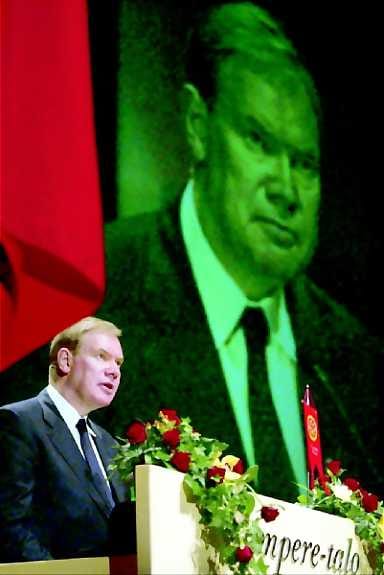 Lipponen voitti selvästi puheenjohtajavaalin.