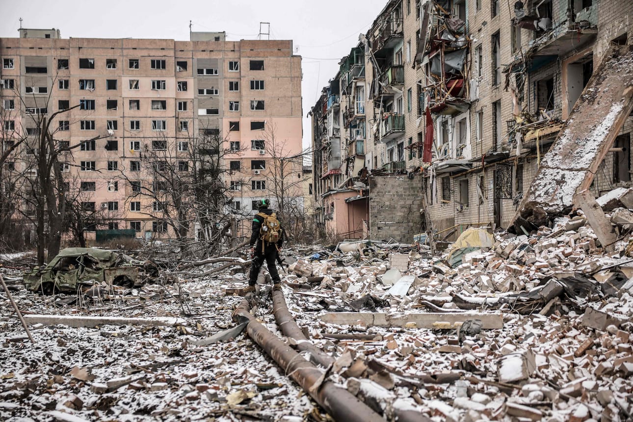 Ukraine Ukrainan armeijan sotilas käveli raunioiden keskellä Donetskissa sijaitsevassa Kostyantynivkan kaupungissa joulukuussa 2025. Venäjä on vaatinut Ukrainan vetäytymistä Donbasin alueelta.