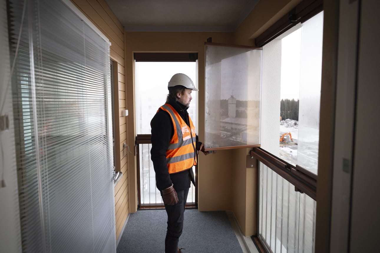 Sevas Kotien kiinteistöjohtaja Ville Viitala katselee näkymiä kuudennen kerroksen asunnon parvekkeelta.