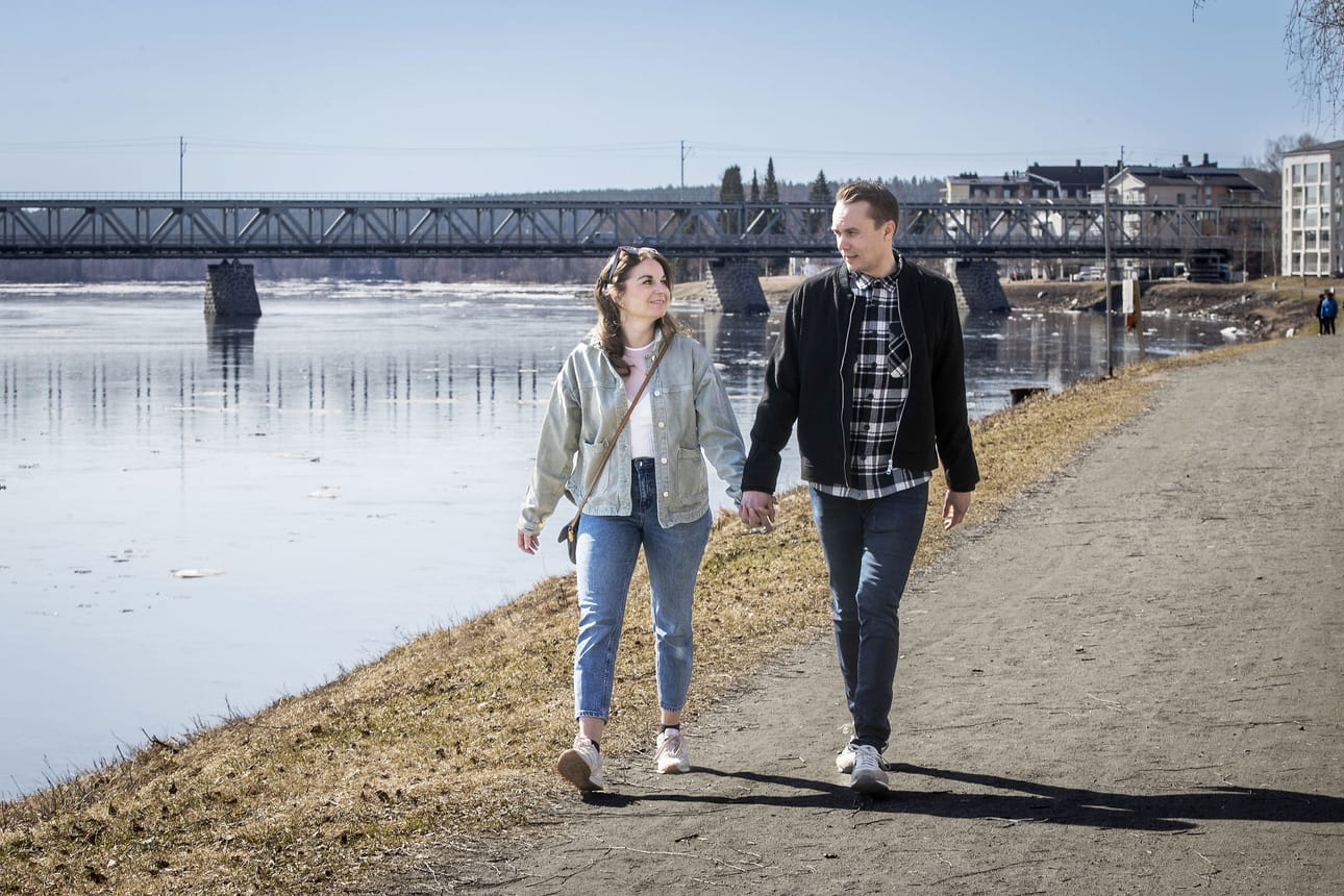 Elisa Honkavuori ihastui aikanaan Juha Eskelisen positiivisuuteen. Eskelisen mielestä Honkavuori oli älykäs ja hauska nainen.