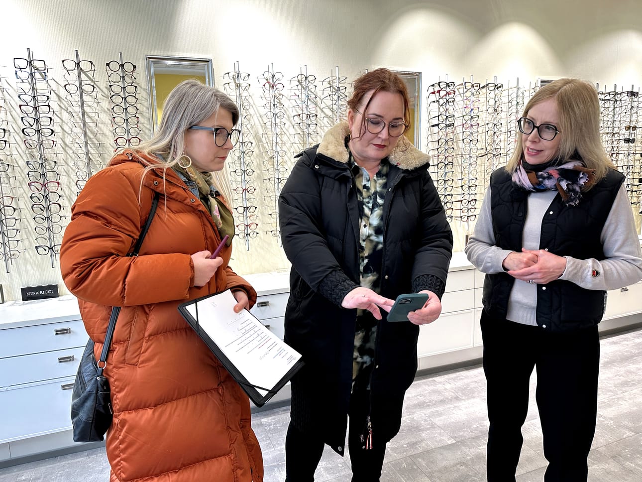 Opti-Designin yrittäjä Ulla Alatalo (oik.) otti Heidi Lehdon (vas.) ja Salla Havilehdon vinkit vastaan avoimin mielin.