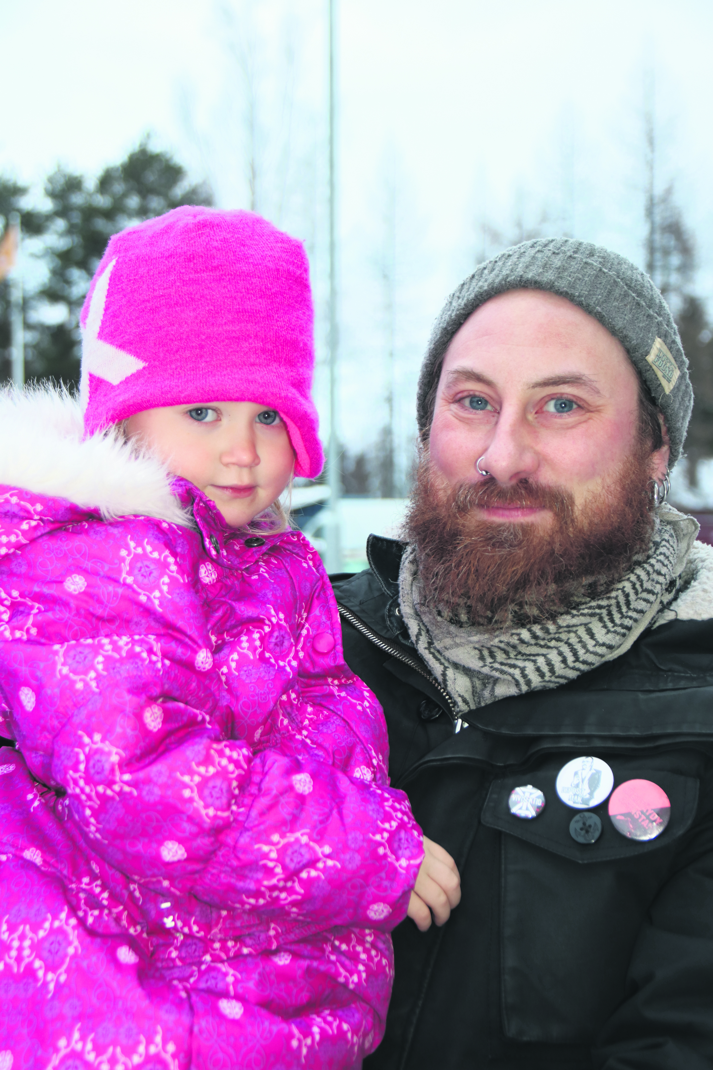 Joni Feldt, 38 ja Ilona, 3

&rdquo;Yhdesti olen täällä aiemmin lapsen kanssa käynyt ja ihan ok:lta vaikutti. Aluksi vaikutti vähän sekavalta järjestelyt, kun ei tiennyt, mistä mennään minnekin. Se johtuu varmasti osaksi remontista ja erityisjärjestelyistä. Palvelut ovat toimineet tosi hyvin. Jossain välissä oli ruuhkaa. Jos vertaa Ouluun, palvelut toimii paremmin.&rdquo;