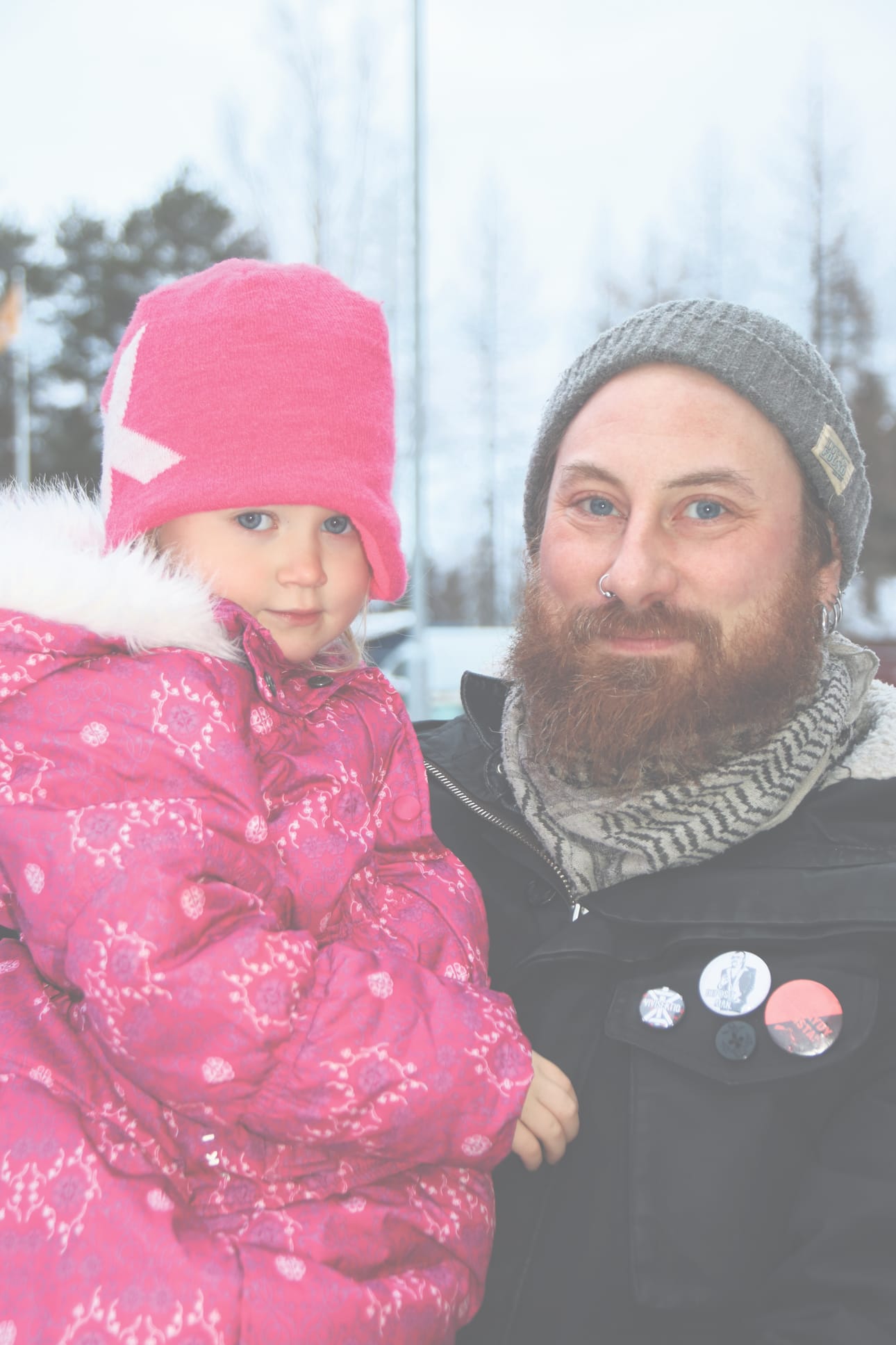 Joni Feldt, 38 ja Ilona, 3 ”Yhdesti olen täällä aiemmin lapsen kanssa käynyt ja ihan ok:lta vaikutti. Aluksi vaikutti vähän sekavalta järjestelyt, kun ei tiennyt, mistä mennään minnekin. Se johtuu varmasti osaksi remontista ja erityisjärjestelyistä. Palvelut ovat toimineet tosi hyvin. Jossain välissä oli ruuhkaa. Jos vertaa Ouluun, palvelut toimii paremmin.”