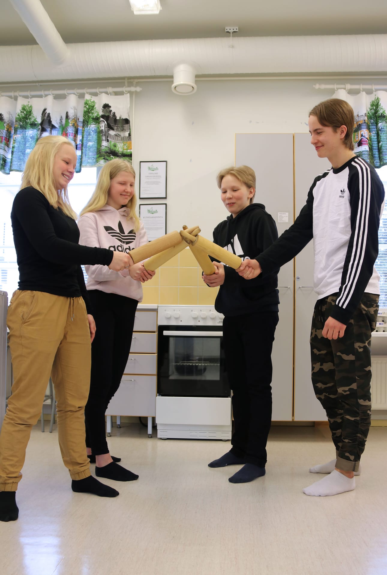 Kaulimet valmiina! Daniela Heinänen, Tiia Oksa, Sakari Lumme ja Mikael Pitkänen kävivät Vantaalla voittamassa Ruokavisan.