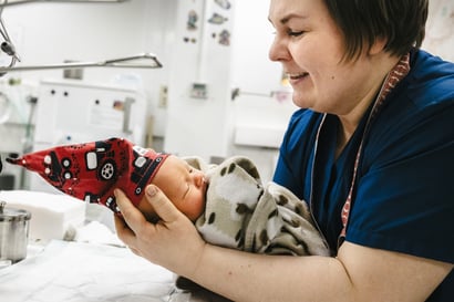 Lapin keskussairaalan synnytysosastolla pyhien aikaan syntyvät vauvat saavat päähänsä tonttulakin – kätilö Raisa Santala on rakastanut joulua lapsesta asti