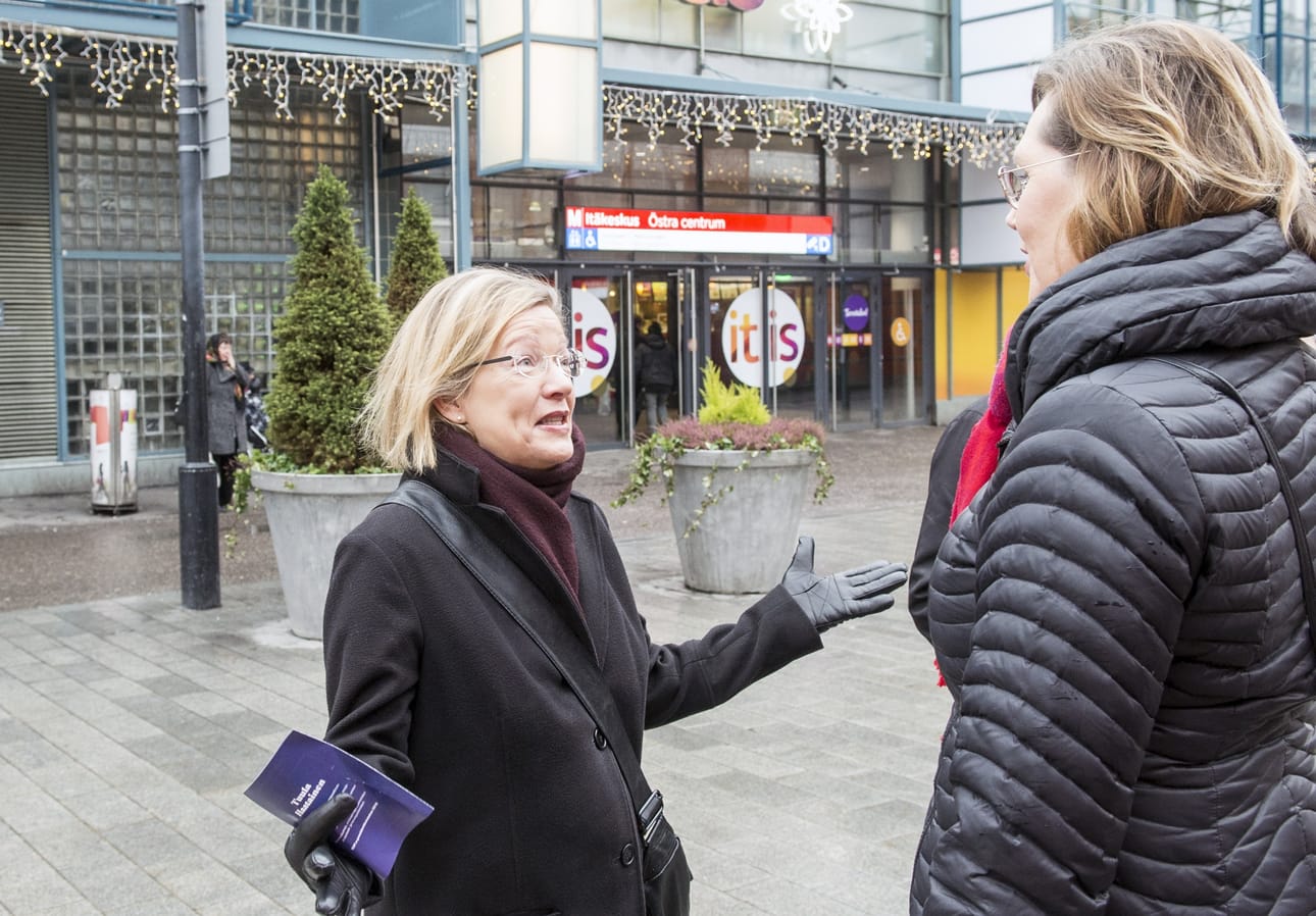 Äänestäjä Taija Mård tervehti ehdokastaan Tuula Haataista (sdp) Helsingin Itäkeskuksessa.