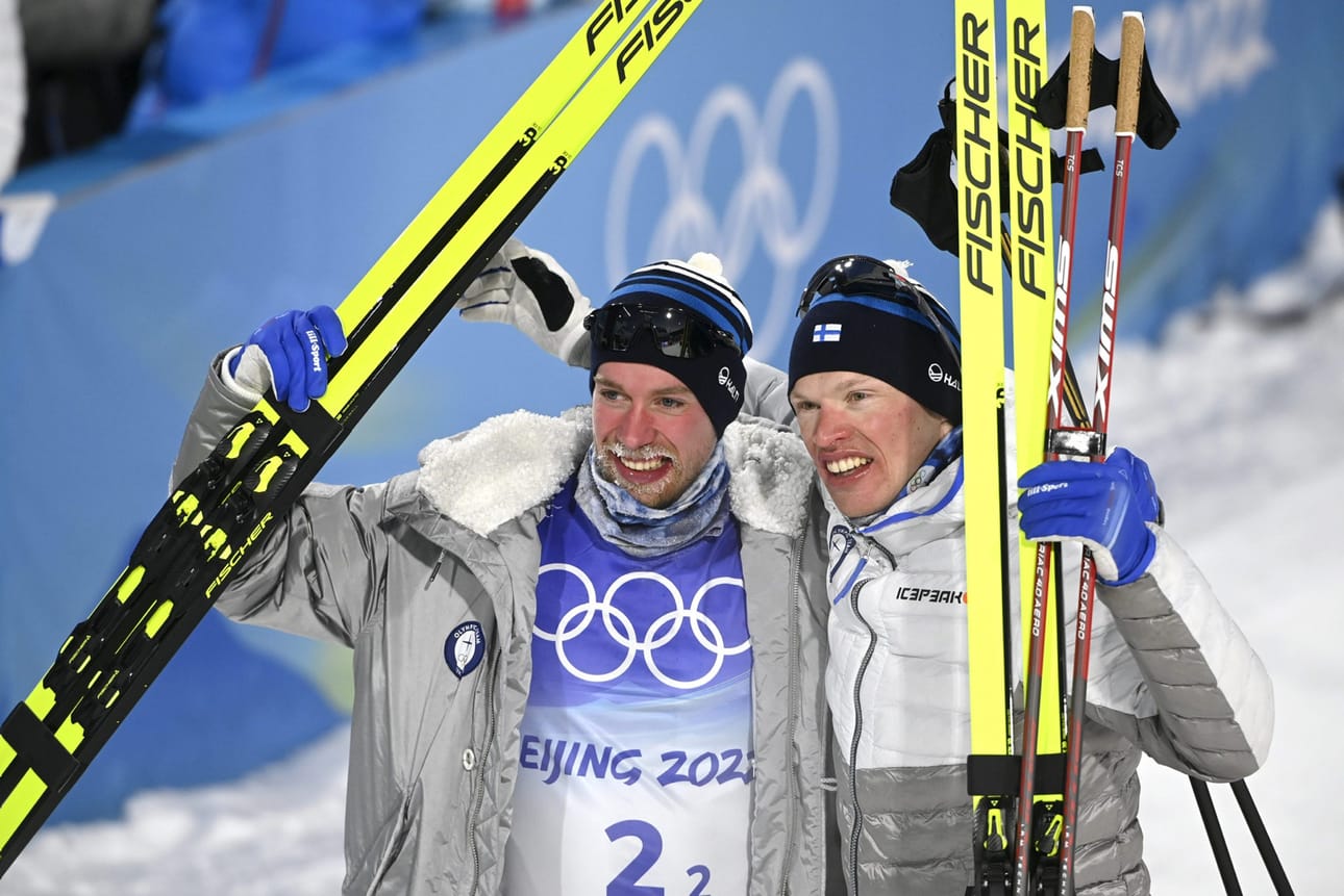 Joni Mäki (vas.) ja Iivo Niskanen tuulettivat olympiahopeaa.