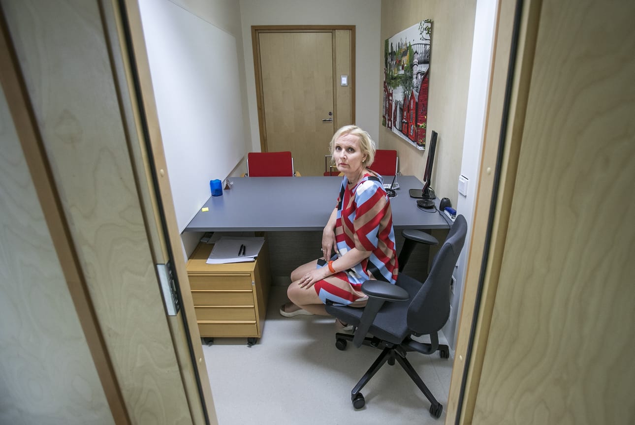 Ulla Riekin työpäivään voi sisältyä useita tapaamisia turvapaikanhakijoiden kanssa. Toimenkuvaan kuuluu myös avustaminen turvapaikkapuhutteluissa ja kielteisistä turvapaikkapäätöksistä valittaminen.