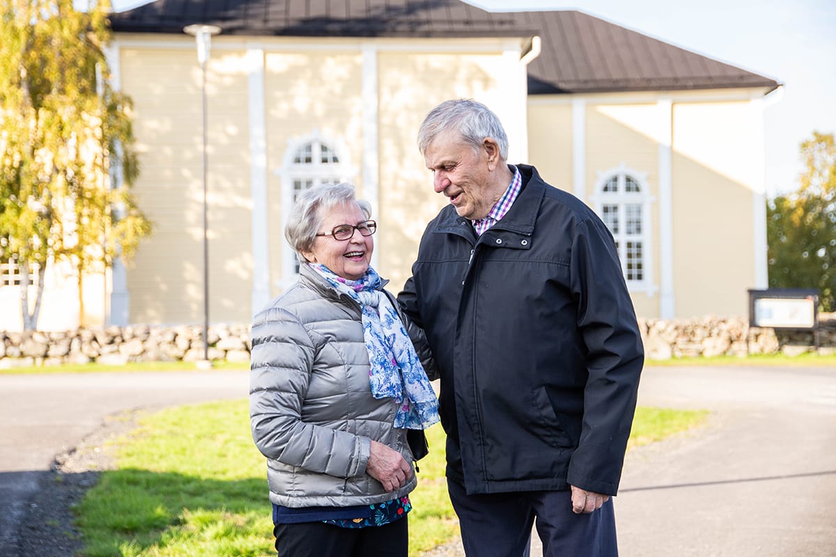 ”Mahtavaa, että kyyti tarjotaan paikan päälle. Monet eläkeläisistä eivät muuten välttämättä pääsisi tapahtumiin ollenkaan”, toteavat Karungissa asuvat Ritva ja Pentti Myllymäki.
