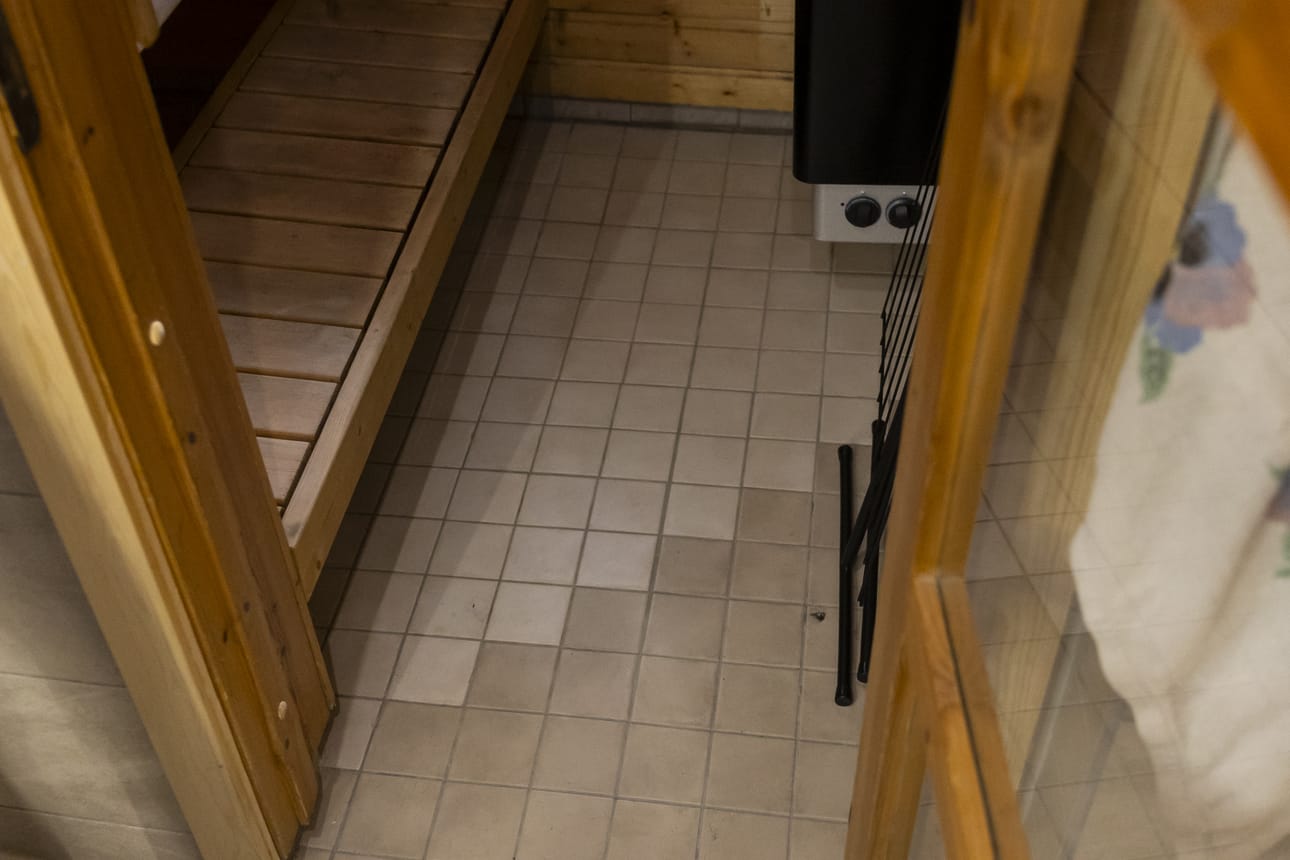 Saunaan piti tehdä kuvioitu kaakelointi, sillä samanväriset laatat loppuivat kesken.