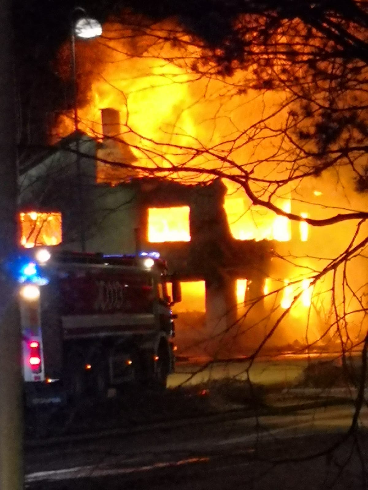 Rakennuksen yläkerta oli täysin tulessa, kun pelastuslaitoksen yksiköt saapuivat palopaikalle.