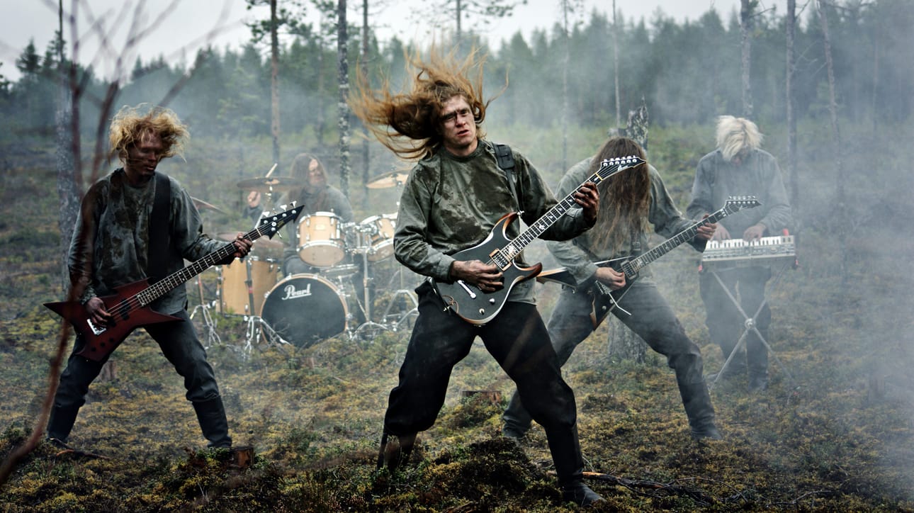 Kalmah siellä missä se mieluiten haluaisikin olla, suolla. Vasemmalta basisti Timo Lehtinen, rumpali Janne Kuismin, laulu Pekka Kokko, kitara Antti Kokko ja koskettimet Veli-Matti Kananen.