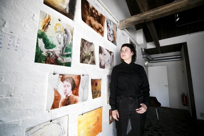 Teoksissaan, kuten takana olevissa maalauksissaan, Aeon Lux hän murtaa sukupuolisuuden ja seksuaalisuuden määritelmiä. Teoksiin voi tutustua Varikkogallerian näyttelyssä. KUVA: KRISTA LUOMA