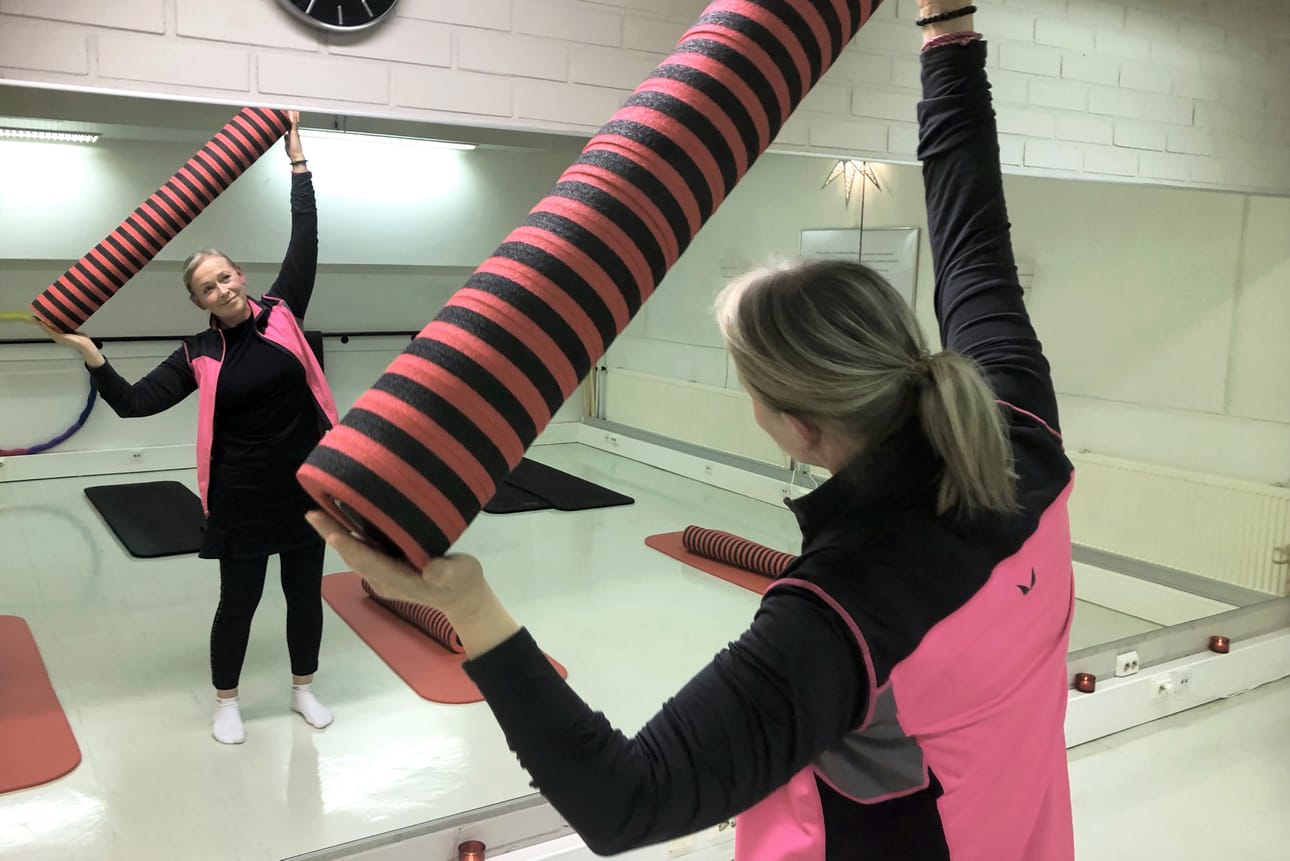 Kaisa Frimodig käyttää pilates-tunneilla toisinaan myös erilaisia pienliikuntavälineitä kuten rullaa.