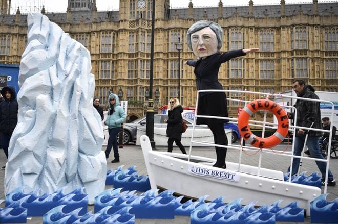 Pääministeri Theresa May tulee törmäämään jäävuoreen, ennustavat Brexitin perumista kannattava mielenosoittajat Titanic-elokuvaa mukailevassa installaatiossaan.