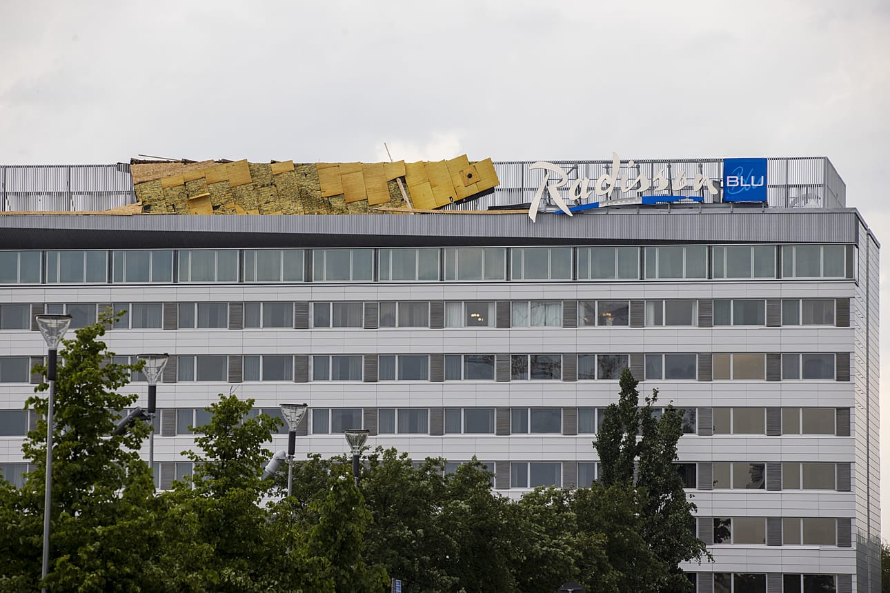 Hotelli Radisson Blun katto irtosi osittain. Kahdeksas kerros tyhjennettiin asukkaista.