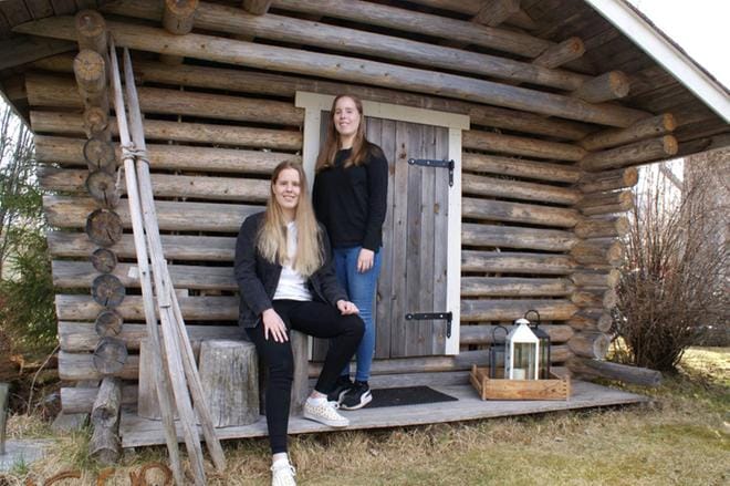 Jessica (oik.) ja Janica Maunula ovat Alajärven lukion tuoreita ylioppilata. Seuraava tavoite on yliopiston pääsykokeet. KUVA: MARJA HULKKO
