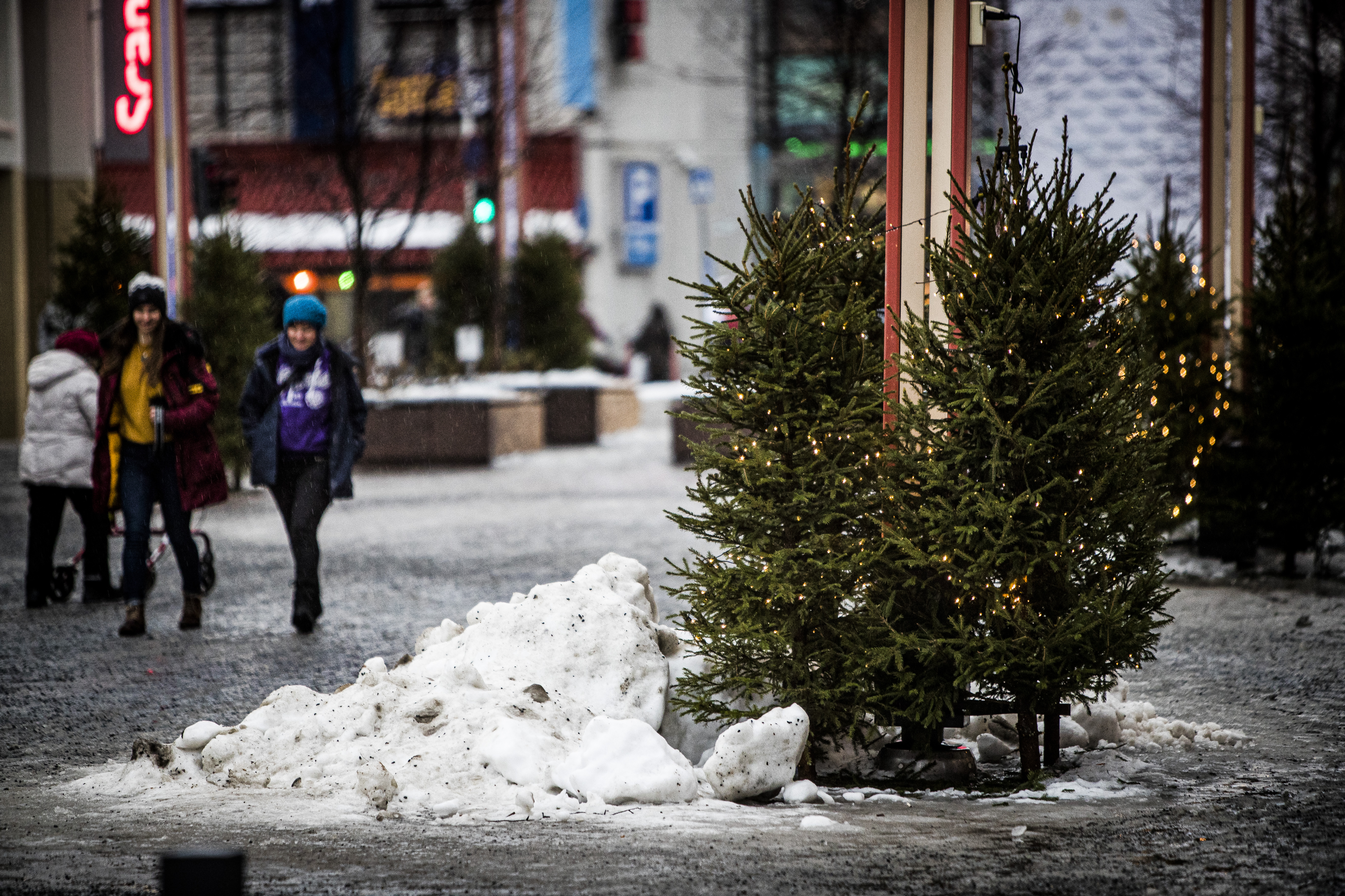 Lauha sää jatkuu jopa viikkoja Lapissa – vesisade pienentää hankia, mutta lumettomaksi Lappi ei kokonaan tule