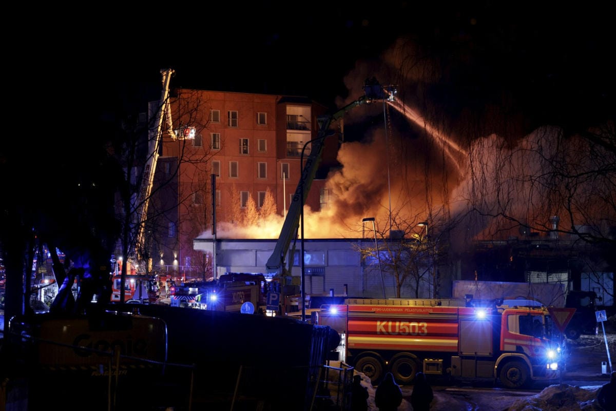 Järvenpään Jampan lähiön ostoskeskus tuhoutui perjantai-iltana syttyneessä tulipalossa. LEHTIKUVA / Seppo Samuli