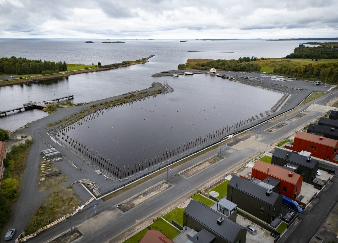 Toppilan venesatamaan on tehty töitä, kuten ruopattu ja asennettu vesirajassa näkyvät paalut. Sataman edistyminen on ollut hidasta, mutta kaupunki koettaa päätöksillään panna vauhtia.