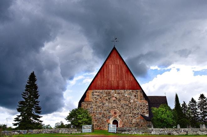 Isonkyrön vanhan kirkon eli Pyhälle Laurentiukselle pyhitetyn vanhan kivikirkon taide-esineet on saatu vihdoin suojattua Museoviraston ohjeiden mukaisesti.