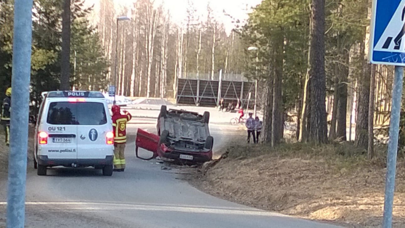 Poliisi sai ilmoituksen tieltä suistuneesta autosta seitsemän aikoihin perjantai-iltana.