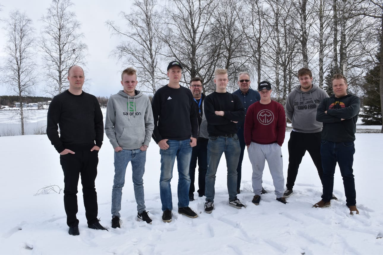 Vastuukouluttaja Timo Ikola (takana vas.) ja aikuiskoulutusjohtaja Risto Riihimäki mahdollistivat opiskelun maatalousalasta kiinnostuneille nuorille.