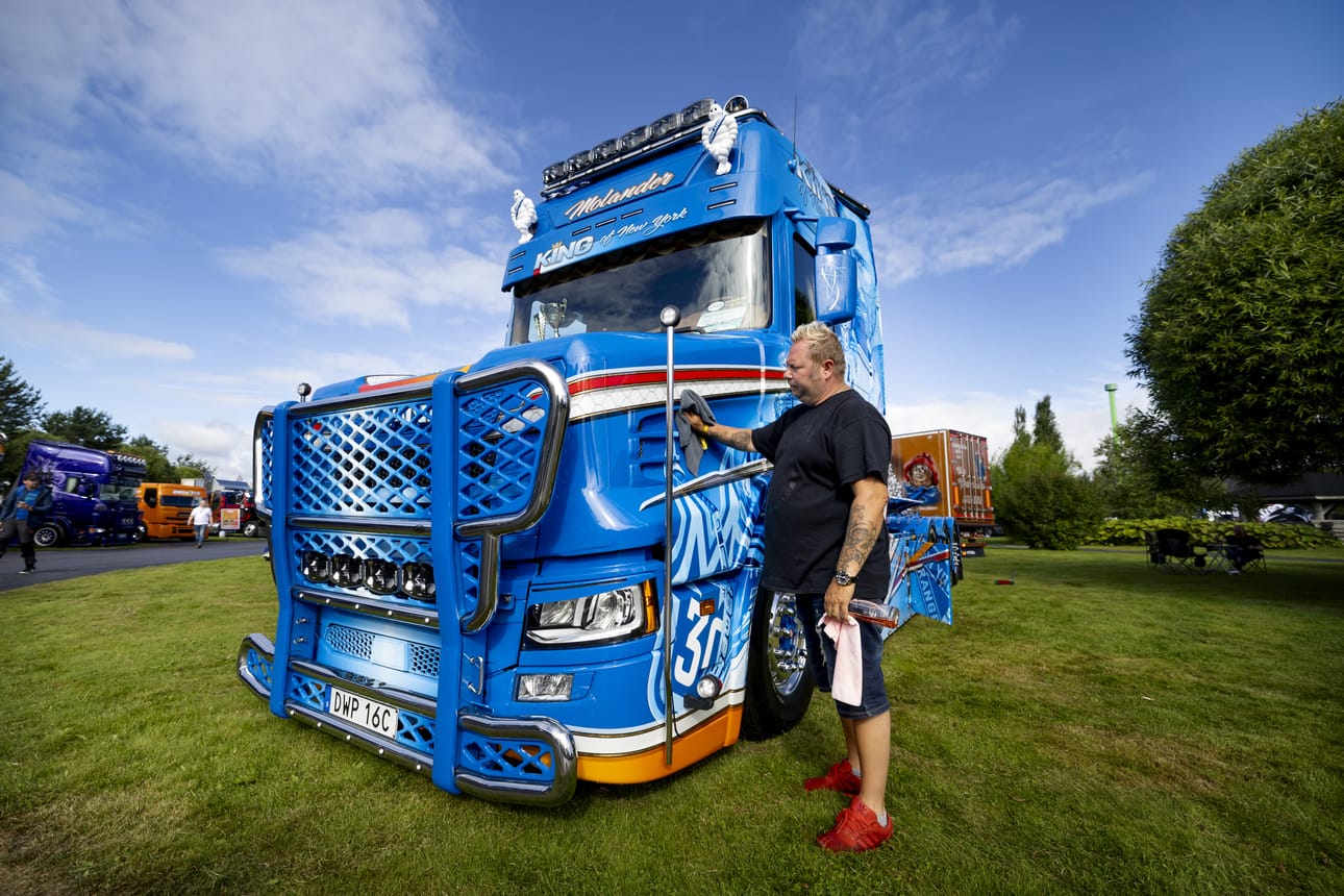 Ruotsalaisen Molanders Transport AB:n Scania T650:een rakennettiin Hollannissa pitkä nokka. Auton tarinaa kertoo kuski Richard Jakobsson Power Truck Show'ssa Alahärmässä.