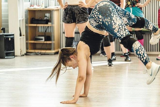 Tanssiohjaaja Satu Suhonen vetää Seinäjoella twerkkaus workshoppia. Kuva Samppa Erkkilä.