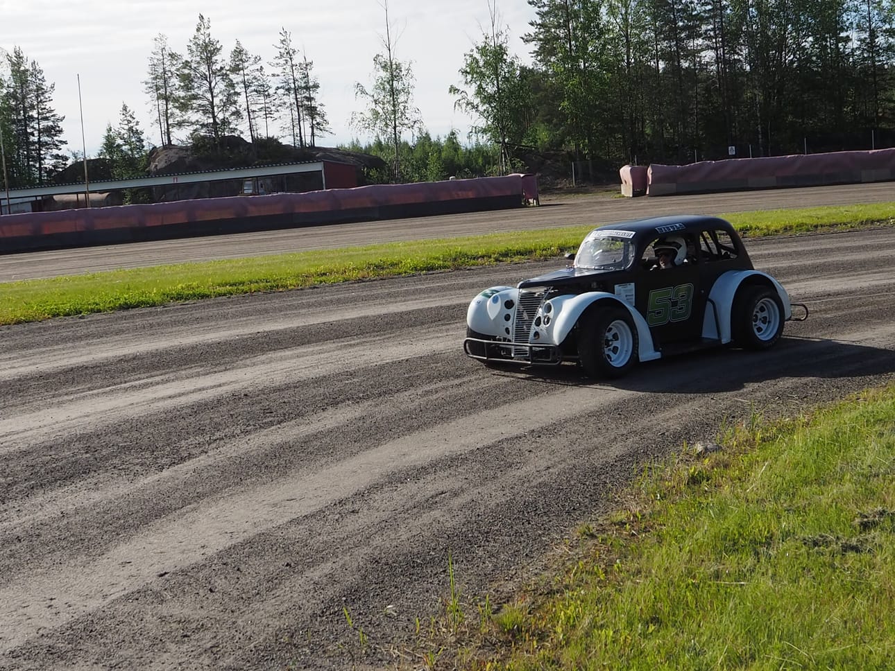 Juha Nisula otti Legends-autollaan tuntumaa Routakallion rataan.