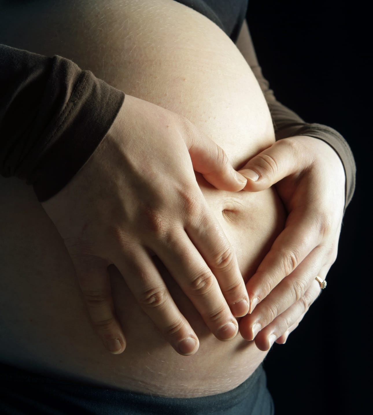 Johtajaylilääkäreiden muistion mukaan ei ole lääketieteellisesti perusteltua antaa hedelmöityshoitoja naispareille. Se osoittaa, että hoidon ulkopuolelle on haluttu jättää nimenomaisesti naisen kanssa parisuhteessa olevat naiset, jolloin menettelyä voidaan pitää myös yhdenvertaisuuslain mukaisena välittömänä syrjintänä.