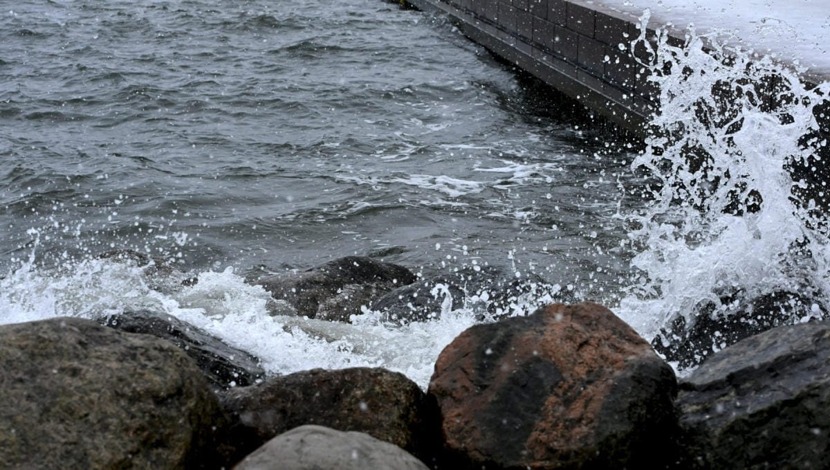 Myös merialueilla tuuli yltyy myrskylukemiin. Arkistokuva. LEHTIKUVA / Heikki Saukkomaa