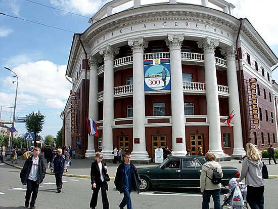 Jo ennen sotia valmistunut Pohjola on tunnetuin hotelli Karjalan tasavallassa ja siellä yöpyy myös valtaosa kaupungissa vierailevista suomalaisturisteista.