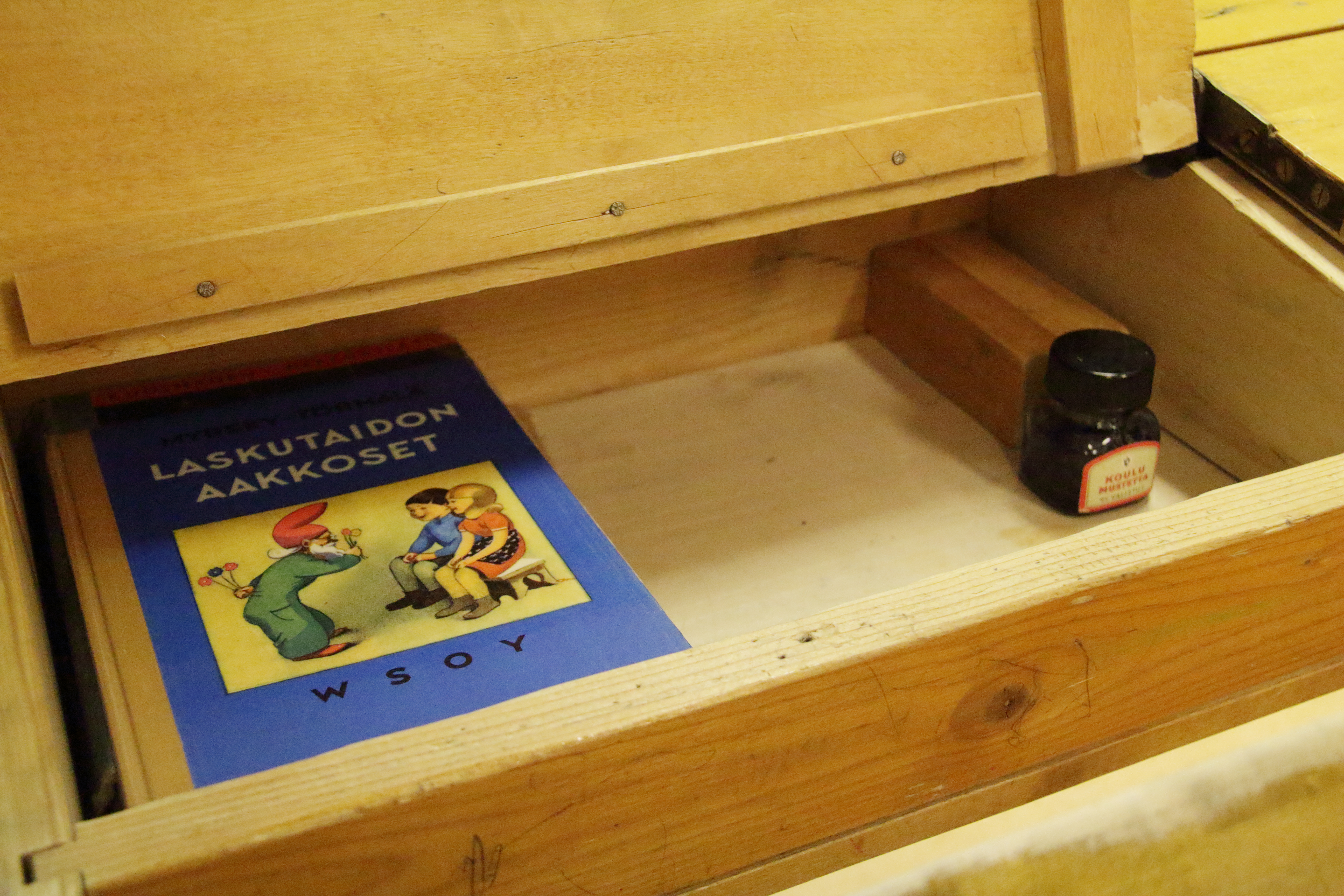 Koulumuseossa on mielenkiintoista luettavaa, kuten tapakasvatusopas, koulupoikien voimisteluohjelma, laskutaidon aakkoset ja hiihtämisen opas.