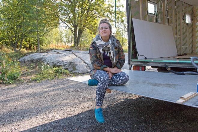 Ida Haapamäki matkaa vapaahetkinään Helsingistä vanhempiensa luokse Kristiinankaupungin Tiukkaan ja jatkaa autokotinsa rakennustöitä. Vielä syksyllä on tarkoitus päästä muuttamaan. KUVAT: AUNE WARONEN