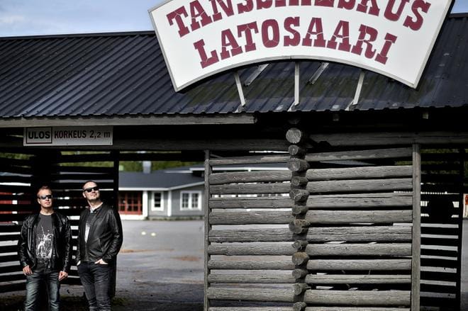 Marko Palomäen ja Toni Kurkimäen mukaan Latosaaren vanha puoli on pysynyt lähes koskemattomana. – Kaikki rekvisiitta ja tekniikka. kuten koristeena käytetyt isot puiset pelikortit, valot ja videoprojektorit olivat omalla paikallaan. Kaikki on vaan sammutettu ja pistetty ovet kiinni. KUVA: TOMI KOSONEN