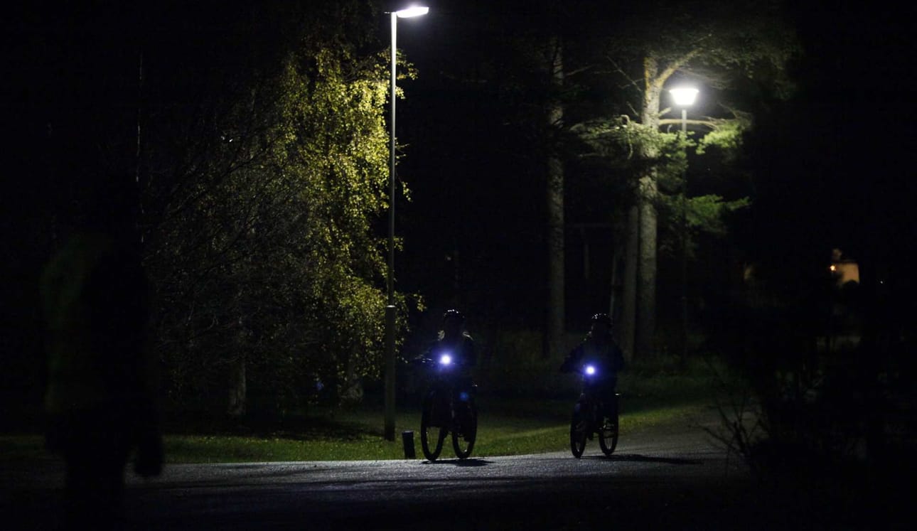Tieliikennelain mukaan kaikissa ajoneuvoissa, myös polkupyörissä, on oltava valaisin.