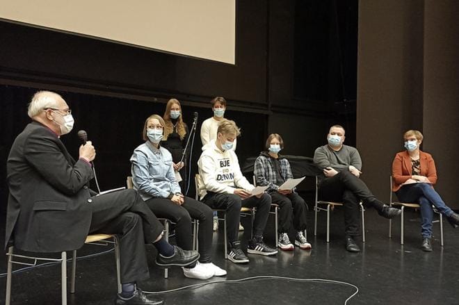 Paneelikeskustelun aiheena olivat kirkon arvot, ilmastonmuutos ja koulukiusaaminen. Piispa Simo Peura, Kristiina Edobor, Mikko Matintupa, Sofia Lehtiö, Panu Malkasilta ja Sanna Korjonen. Takana Liinu Järvinen sekä Kimi Lassila. KUVA: MIIANELLA HERRALA