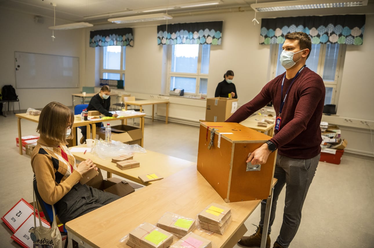 Rovaniemellä lajiteltiin perjantaina ennakkoäänestyskuoria, jotka avataan vasta sunnuntaina. Kuvassa vaaliassistentti Julius Fagerström sekä ääntenlaskijat Ella Rissa (vas.), Juulia Oikarinen ja Veera Salonen.